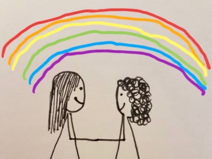 Zwei Frauen halten sich an den Händen. Über ihnen ist ein Regenbogen
